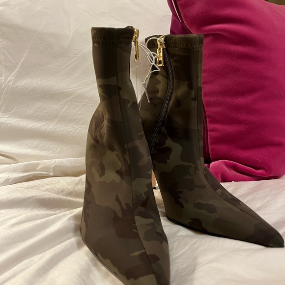 Title:
New Good American GA118N-X Camouflage Neoprene Zip Booties -Various Sizes - Picture 5 of 9